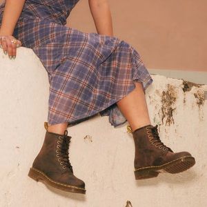 1460 CRAZY HORSE LEATHER LACE UP BOOTS by DR MARTENS